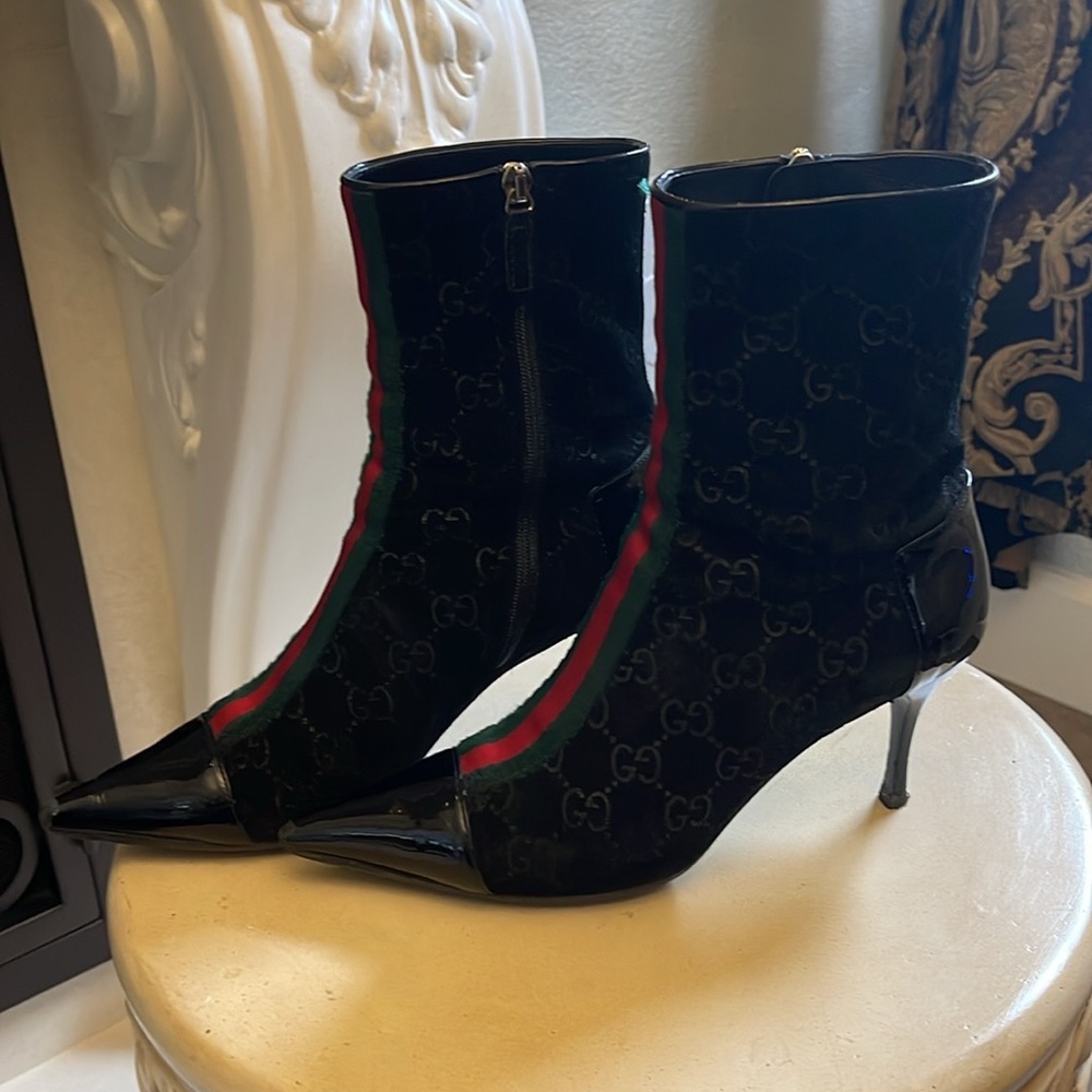Gucci Black Suede Pointed Toe Ankle Boots with Red & Green Stripe - Picture 2 of 12